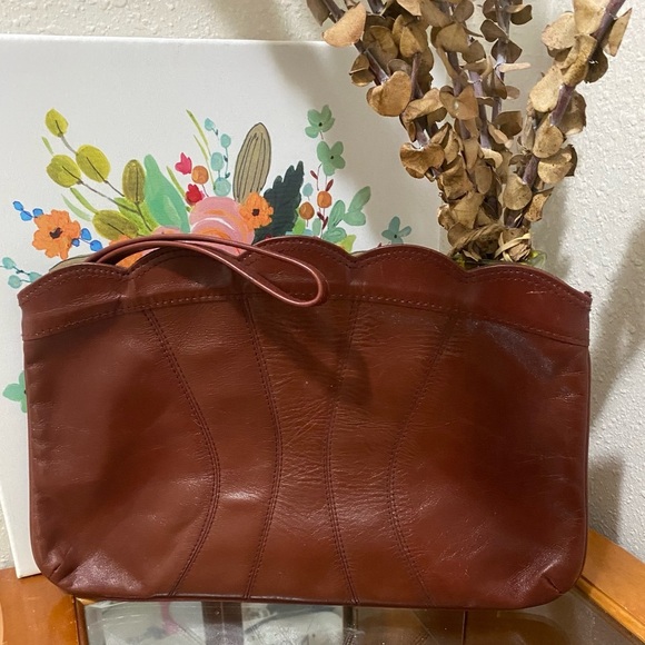 Vintage Contessa Oversized Scalloped Leather Clutch/Wristlet - Picture 3 of 10